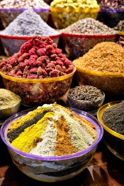 Närbild Olika Färgglada Kryddor Skålar Till Salu Marknaden Dubai — Stockfoto
