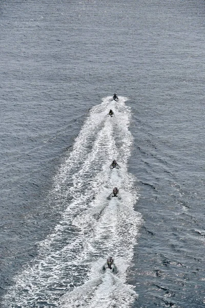 ボニファシオの水の中のいくつかのスクーター — ストック写真