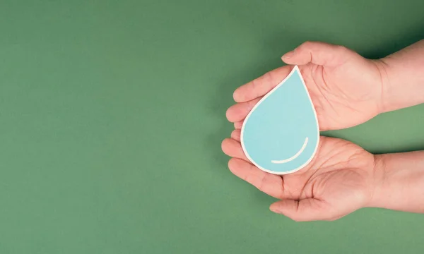 Mãos Segurando Uma Gota Água Papel Cortado Questão Ambiental Espaço — Fotografia de Stock