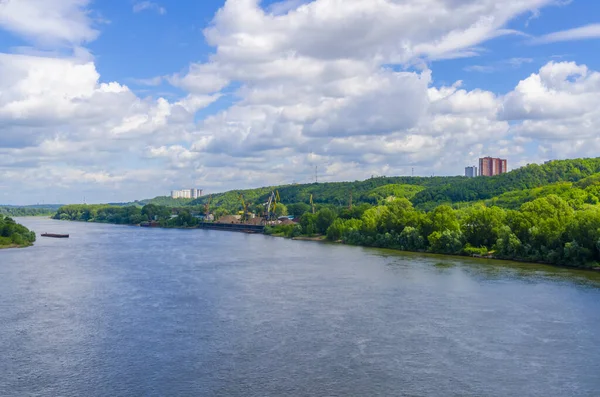 Paisaje Verano Con Río Colina Verde Cálido Cielo Azul Nublado — Foto de Stock