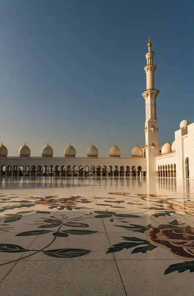 Abu Dhabi United Arab Emirates Setembro 2021 Visitantes Grande Mesquita — Fotografia de Stock