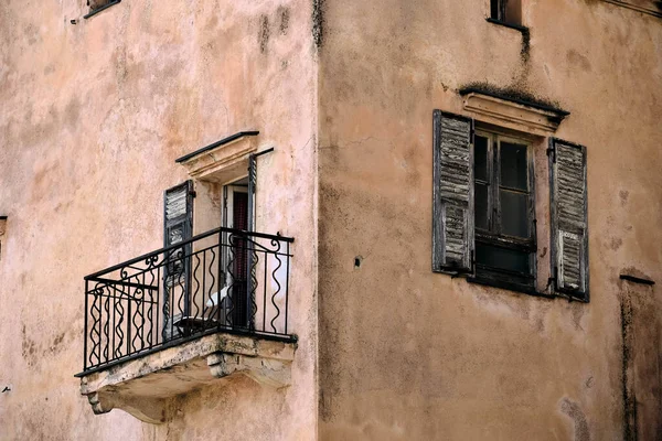 ボニファシオのバルコニー付きの古いアンティークのアパートの美しいショット — ストック写真
