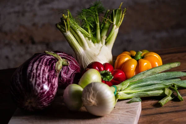 Composición Alimentos Con Verduras Frescas Tabla Cortar Una Mesa Madera — Foto de Stock