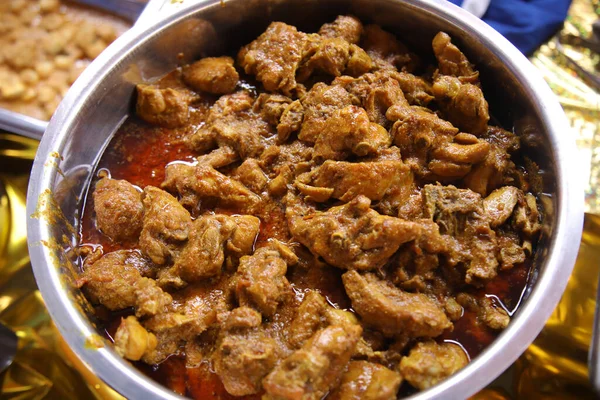 Masakan Daging Domba India Buatan Rumah Disajikan Atas Meja Latar — Stok Foto