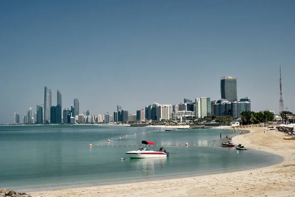 Beautiful Shot Seashore Abu Dhabi Skyscrapers Background — Stock Photo, Image