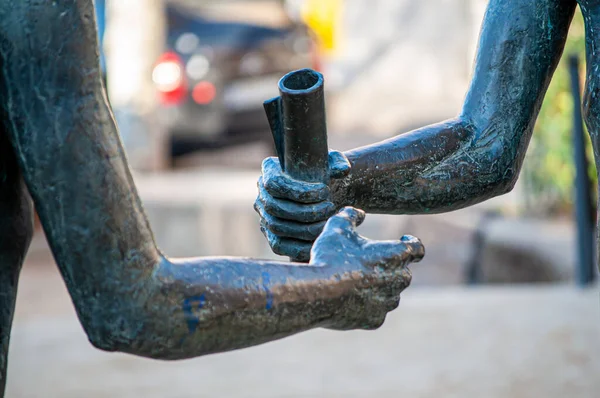 Skulptur Von Zwei Händen Die Ein Pergament Liefern Übereinkunft Von — Stockfoto