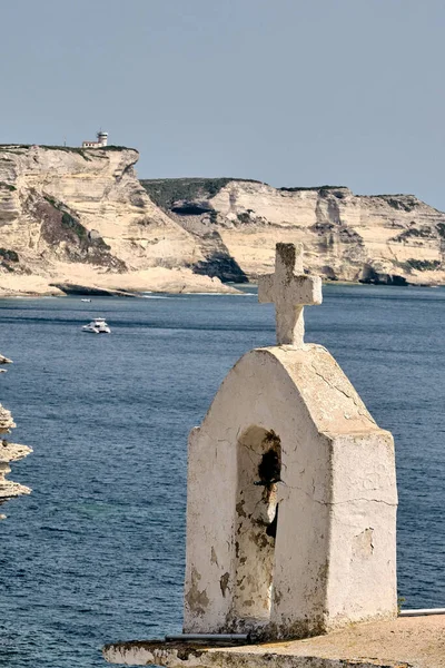 Uma Bela Foto Sino Igreja Com Mar Fundo Bonifacio — Fotografia de Stock