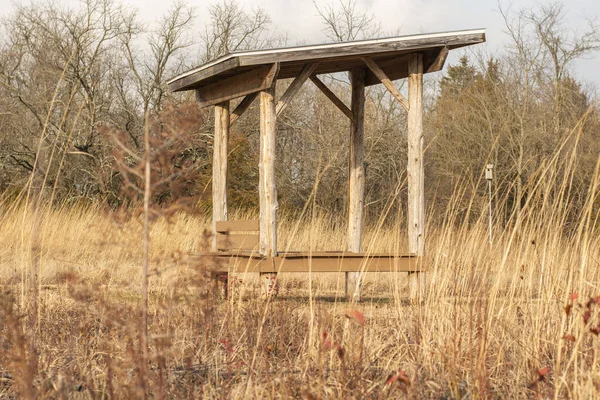 Der Blick Auf Den Alten Holzpavillon Umgeben Von Trockenem Gras — Stockfoto