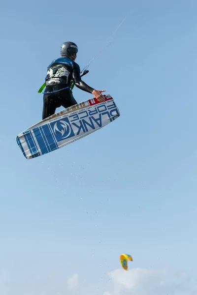 Kiel Německo Srpna 2019 Kitesurfer Vzduchu Slunečného Dne Německém Kielu — Stock fotografie