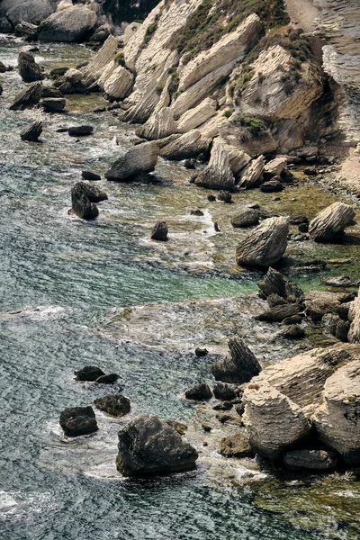 Tiro Hipnotizante Uma Praia Coberta Musgo Pedras — Fotografia de Stock