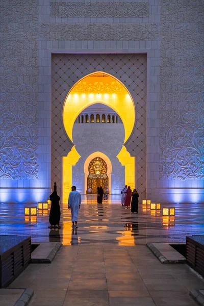 Abu Dhabi United Arab Emirates Dezembro 2021 Visitantes Grande Mesquita — Fotografia de Stock