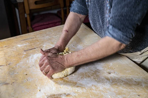 Nonna Sta Preparando Pasta Fatta Casa Con Farina Uova — Foto Stock