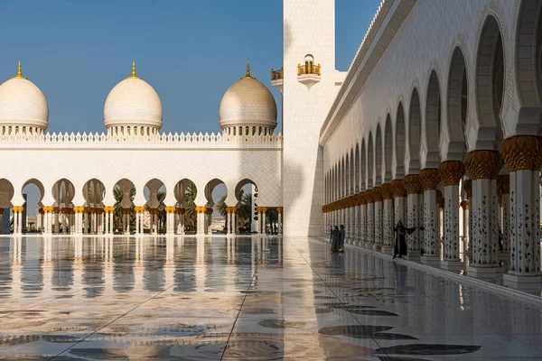 Abu Dhabi United Arab Emirates Dezembro 2021 Visitantes Grande Mesquita — Fotografia de Stock