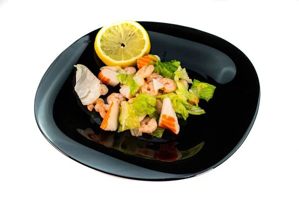 Une Portion Une Assiette Salade Crevettes Surimi Dans Fond Blanc — Photo