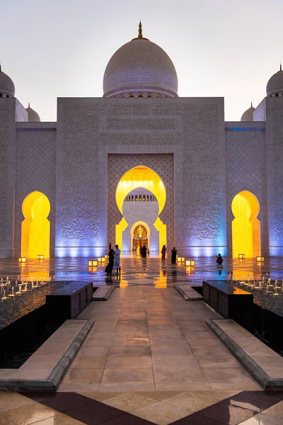 Abu Dhabi United Arab Emirates Setembro 2021 Visitantes Grande Mesquita — Fotografia de Stock