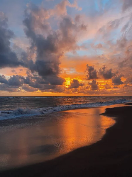 해변의 분홍빛 오렌지색 구름으로 뒤덮인 — 스톡 사진