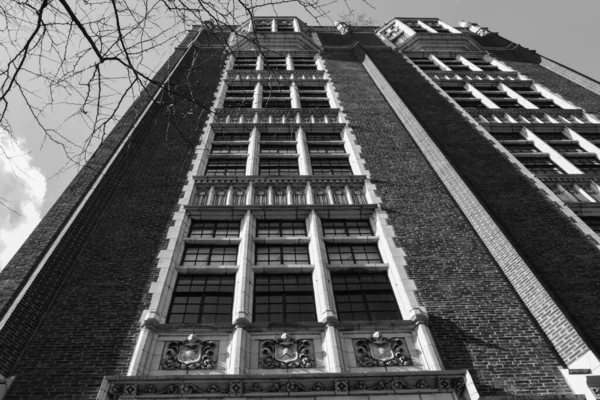 Μια Γκρίζα Φωτογραφία Χαμηλής Γωνίας Της Πρόσοψης Του Κτιρίου — Φωτογραφία Αρχείου