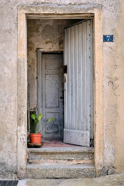 Чудовий Постріл Старовинних Дверей Боніфаціо — стокове фото