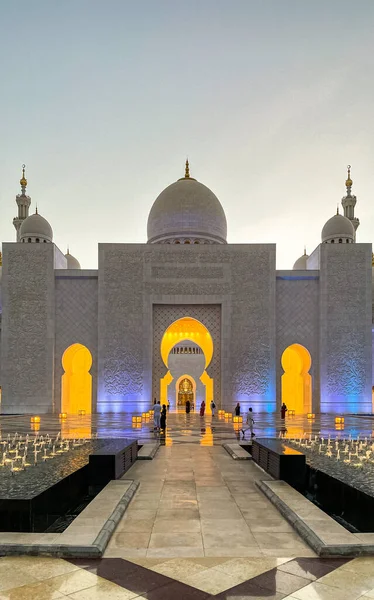 Abu Dhabi United Arab Emirates Setembro 2021 Visitantes Grande Mesquita — Fotografia de Stock