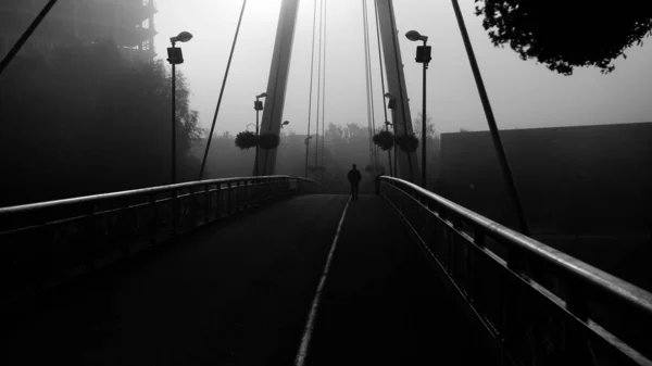 Silhouette Einer Person Auf Einer Fußgängerbrücke Einem Nebligen Morgen Tartu — Stockfoto