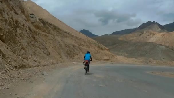 Кадры Езды Велосипеде Горной Дороге — стоковое видео