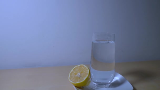 Metraje Vidrio Con Agua Limpia Limón — Vídeo de stock