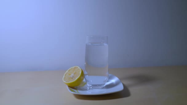 Metraje Vidrio Con Agua Limpia Limón — Vídeos de Stock