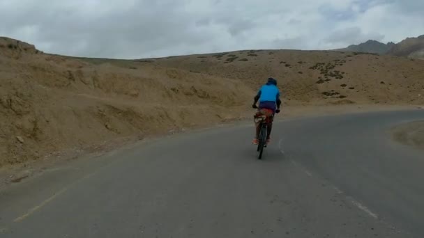 山地路上骑自行车的镜头 — 图库视频影像