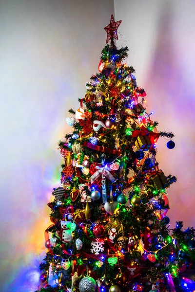 Vertikální Záběr Krásné Dekorace Ozdoby Visící Vánočním Stromečku Světly — Stock fotografie