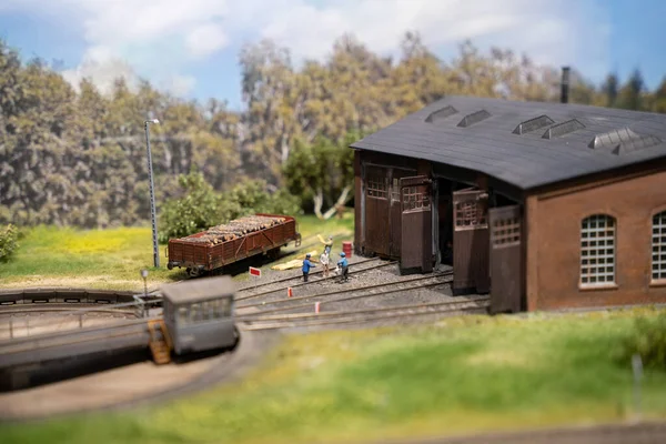 建物や鉄道のある小さなおもちゃの構造物のクローズアップショット — ストック写真