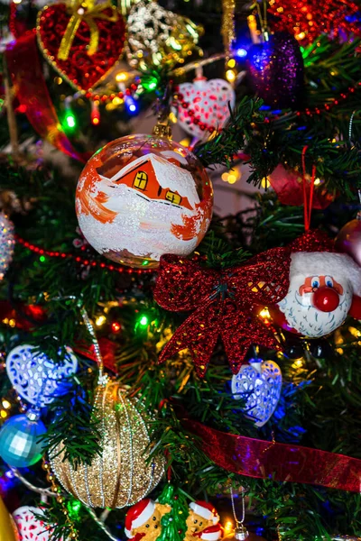 Güzel Oyuncaklar Işıklandırılmış Işıklarla Bir Noel Ağacının Dikey Yakın Çekimi — Stok fotoğraf