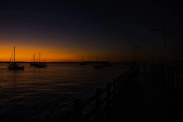 Beau Coup Soleil Orange Couchant Sur Les Bateaux Dans Une — Photo