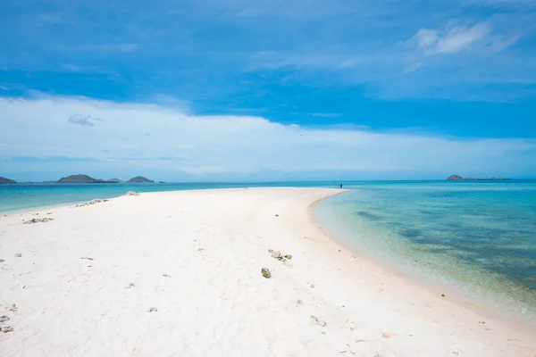 Malebný Výhled Písečnou Pláž Průzračnou Mořskou Vodu Slunečného Dne — Stock fotografie