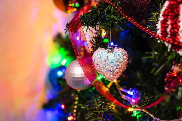Prachtige Versieringen Ornamenten Hangen Aan Een Kerstboom Met Lichtjes — Stockfoto