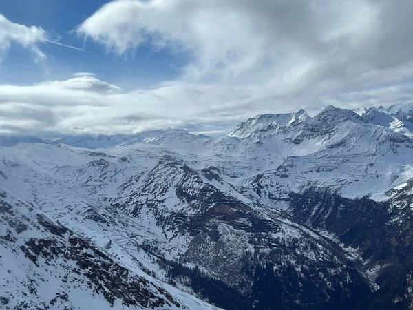 Güzel Kar Kaplı Dağların Büyüleyici Manzarası — Stok fotoğraf