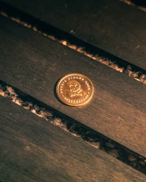 Золота Монета Черепом Піратське Життя Піта Написані Дерев Яному Серфаку — стокове фото