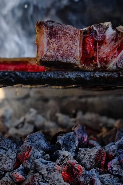 Close Bife Encontrar Carne Uma Grelha Com Fumaça — Fotografia de Stock