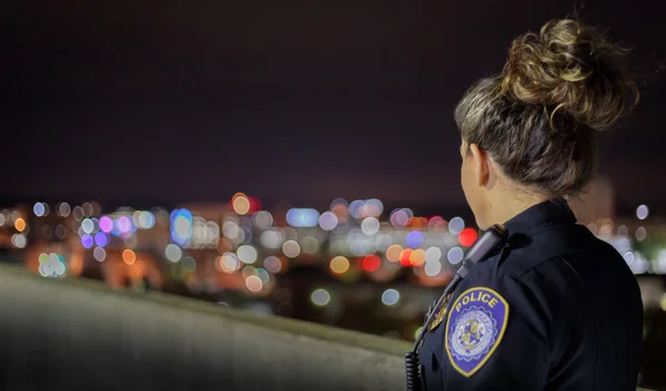 Eine Seitenansicht Einer Polizistin — Stockfoto