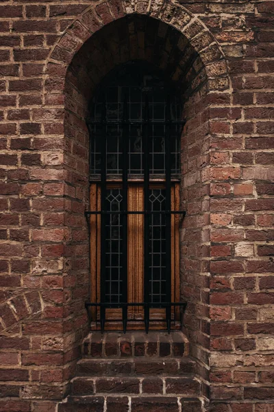 Vertical Shot Old Building Made Brick Wooden Doors — Stock Photo, Image