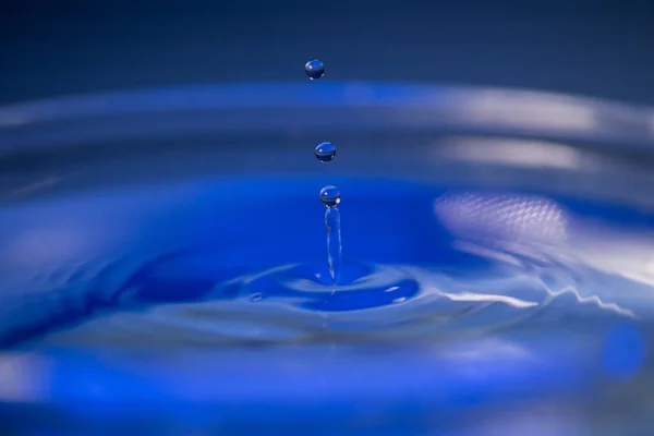 水滴のスプラッシュの選択的なフォーカスショット — ストック写真
