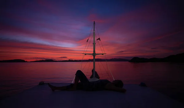 Sebuah Silhuete Dari Seorang Wanita Muda Tergeletak Atas Kapal Latar — Stok Foto