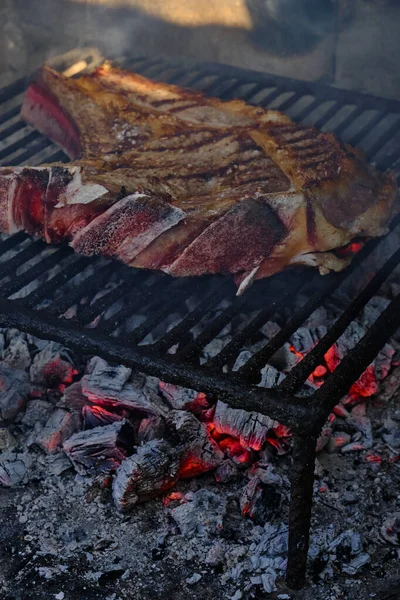 Gros Plan Steak Rencontre Bœuf Sur Gril Avec Fumée — Photo