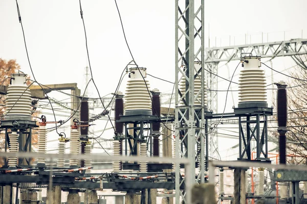 Een Veelheid Aan Kabels Draden Een Transformatiestation Van Een Elektriciteitscentrale — Stockfoto
