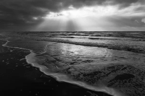 Zbliżenie Ujęcia Fal Plaży Pod Ponurym Niebem — Zdjęcie stockowe