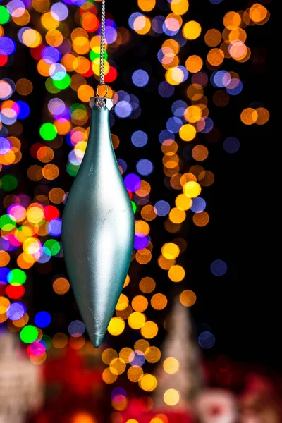 Vertikal Bild Person Som Håller Jul Dekoration Med Bokeh Ljus — Stockfoto