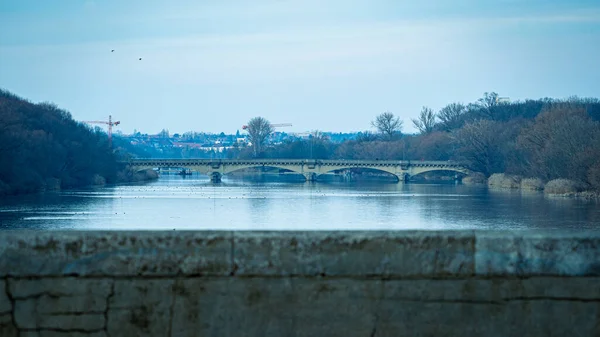 Nehir Kıyısındaki Bir Köprünün Manzarası — Stok fotoğraf