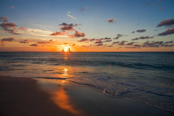 Paisaje Una Playa Orillas Del Mar Con Veleros Atardecer Aruba — Foto de Stock