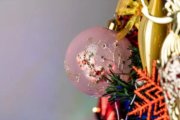 クリスマスツリーに吊るされたピンクのお祝いの装飾 — ストック写真