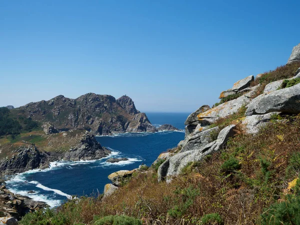 岩だらけの崖の美しいシーン 船と植物や水 市内の青い空 スペイン — ストック写真