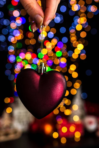 Вертикальный Крупным Планом Снимок Женской Руки Держащей Сердце Новогодней Елки — стоковое фото